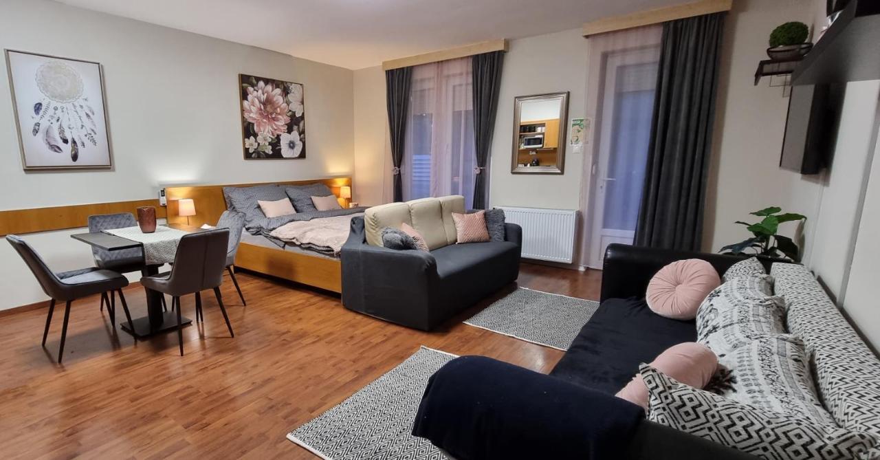 Relax Wellness Studio Hajduszoboszlo Leilighet Eksteriør bilde
